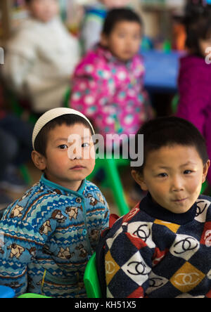 Salar d'enfants des minorités ethniques dans une école primaire, la province de Qinghai, Chine, Xunhua Banque D'Images