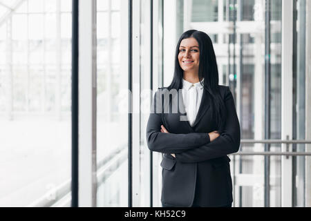 Succès certain jeune femme d'affaires dans un bureau Banque D'Images