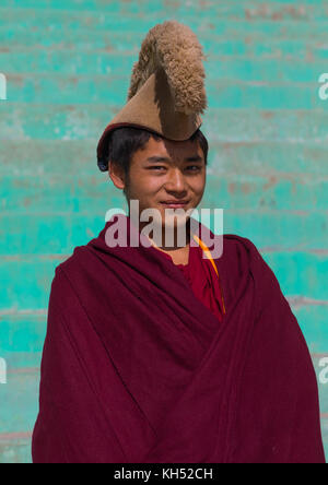 Moine tibétain de la secte jaune hat dans Bongya monastère, province de Qinghai, Mosele, Chine Banque D'Images