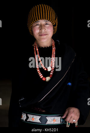 Portrait d'une femme nomade tibétain, province de Qinghai, Tsekhog, Chine Banque D'Images