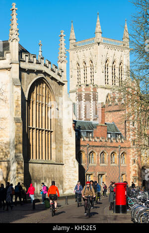 Trinity Street dans le centre-ville avec St Johns et Trinity Collèges, Cambridge, Cambridgeshire, Angleterre, Royaume-Uni. Banque D'Images