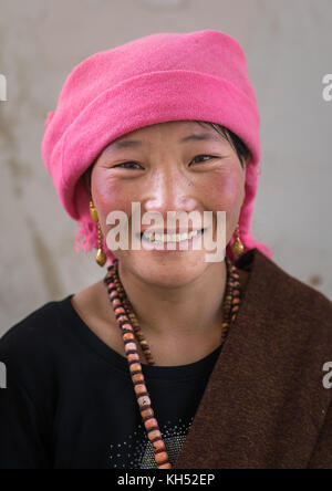 Portrait d'une femme nomade tibétain avec un chapeau rose, province de Qinghai, Tsekhog, Chine Banque D'Images