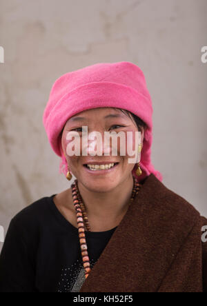 Portrait d'une femme nomade tibétain avec un chapeau rose, province de Qinghai, Tsekhog, Chine Banque D'Images