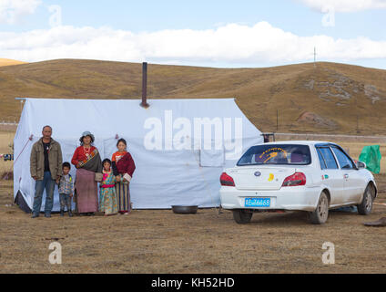 Portrait d'une famille de nomades tibétains vivant dans une tente dans la prairie, la province de Qinghai, Tsekhog, Chine Banque D'Images