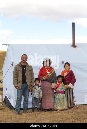 Portrait d'une famille de nomades tibétains vivant dans une tente dans la prairie, la province de Qinghai, Tsekhog, Chine Banque D'Images