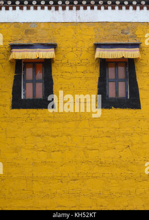 Tibétain typique windows sur un mur jaune à Hankou Railway Station monastère, province de Gansu, Chine, Hankou Railway Station Banque D'Images