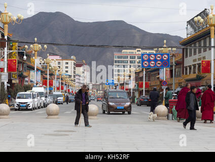 Vue sur le quartier moderne de la ville, province de Gansu, Chine, Labrang Banque D'Images