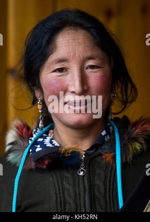 Portrait d'une femme nomade tibétain nyingma au cours d'un pèlerinage au monastère de Labrang, province de Gansu, Chine, Labrang Banque D'Images