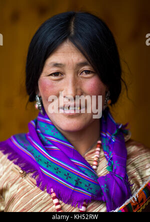 Portrait d'une femme nomade tibétain nyingma au cours d'un pèlerinage au monastère de Labrang, province de Gansu, Chine, Labrang Banque D'Images