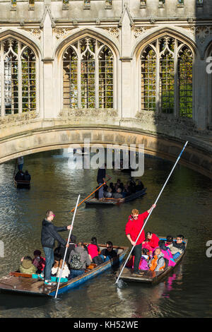 Barques sous le Pont des Soupirs à St John's College, Université de Cambridge, Angleterre. UK Banque D'Images