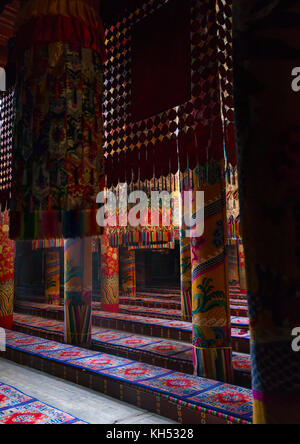 Salle de prière à l'intérieur du monastère Rongwo, comté de Tongren, Longwu, Chine Banque D'Images