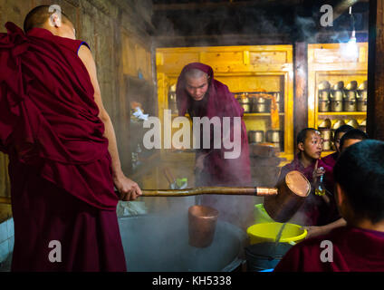 Dans la cuisine de moines du monastère Rongwo, comté de Tongren, Longwu, Chine Banque D'Images