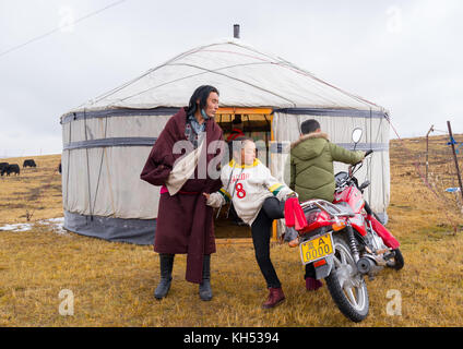 Portrait d'une famille de nomades tibétains vivant dans une yourte dans le parc, province de Qinghai, Chine, Sogzong Banque D'Images