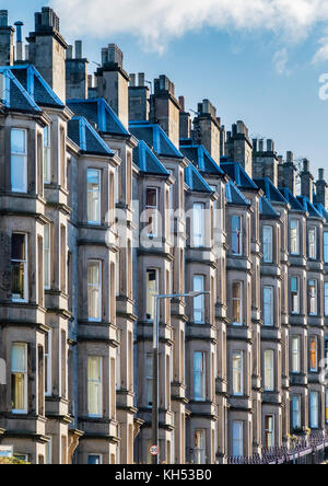 Détail de la rangée d'appartements mitoyens de grès (taudis) sur banque avenante Avenue à Édimbourg, Écosse, Royaume-Uni Banque D'Images