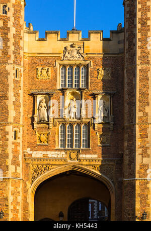 Trinity College grande cour et fontaine d'eau à l'Université de Cambridge. Cambridgeshire England UK Banque D'Images
