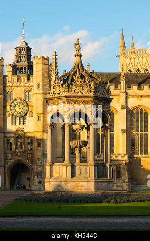 Trinity College grande cour et fontaine d'eau à l'Université de Cambridge. Cambridgeshire England UK Banque D'Images