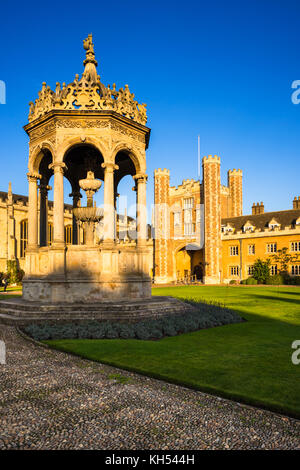 Trinity College grande cour et fontaine d'eau à l'Université de Cambridge. Cambridgeshire England UK Banque D'Images