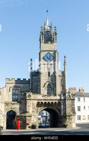 Porte de l'Est et la chapelle sur la crosse à Warwick, Warwickshire, Royaume-Uni, qui est maintenant self catering accommodation Banque D'Images