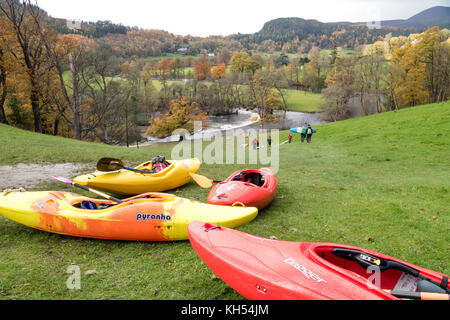 Journée d'automne et les kayakistes sur la rivière Dee à Horseshoe Falls près de Llangollen, Nord du Pays de Galles, Royaume-Uni Banque D'Images