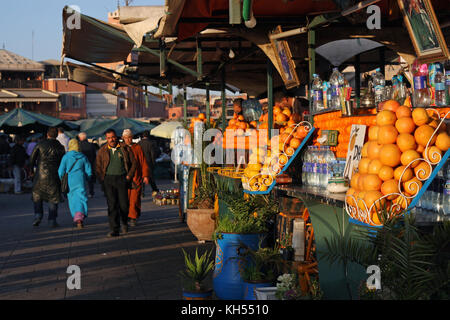 20 févr. 2012 - Marrakech, Maroc : fruits frais et jus dans un marché à Marrakech, Maroc Banque D'Images