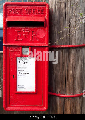 Boîte postale carrée rouge du bureau de poste des RE fixée au télégraphe pôle Banque D'Images