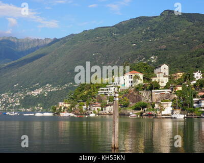 Ville voyage ASCONA en Suisse avec vue panoramique de la beauté du Lac Majeur au canton du Tessin et la pente de la montagne paysage alpin gamme Alpes suisses Banque D'Images