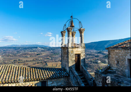 Vaucluse (84), le Luberon. Parc naturel régional du Luberon. Le village de Lacoste. Le Campanile // France. Vaucluse (84), Luberon. Régional du Luberon Banque D'Images