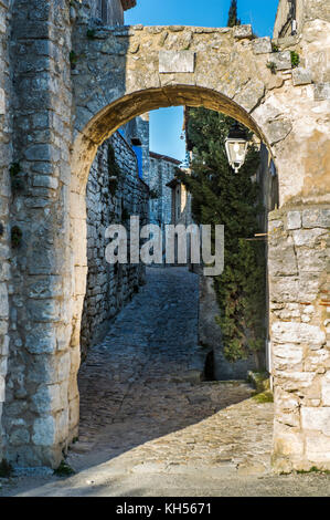 Europe, France, Vaucluse, Luberon. Ruelle dans le village perché de Lacoste. Banque D'Images