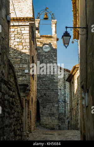 Europe, France, Vaucluse, Luberon. Ruelle dans le village perché de Lacoste. Banque D'Images