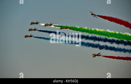 Le "Al Fursans" (les chevaliers), l'United Arab Emirates Air Force aerobatic display team effectue pendant le salon aéronautique de Dubaï le 13 novembre 2017.l'air de Dubaï Banque D'Images