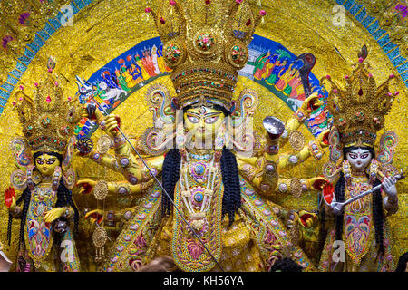 La déesse Durga avec d'autres divinités hindoues à durga puja Festival à Kolkata, Inde. Banque D'Images