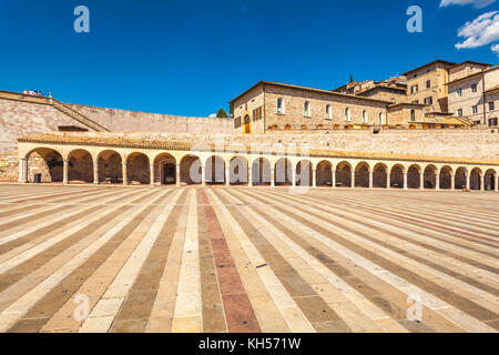 Basilique de San Francesco d'Assisi dans Piazza inferiore di San Francesco à Assise, Italie Banque D'Images