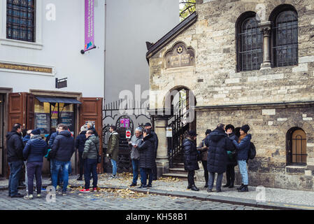 Prague, République tchèque- le 12 novembre 2017 : les gens visitent klausen synagogue whıch est la plus grande synagogue dans l'ancien ghetto juif de Prague et Banque D'Images