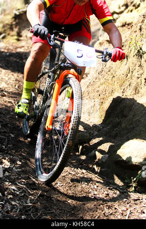 Photo verticale d'un cross country vtt descente rapide aller rider dans un sentier poussiéreux Banque D'Images