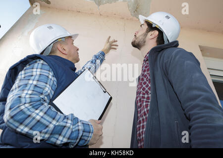 L'inspection des dommages de toit constructeur Banque D'Images