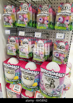 Montréal, Canada - le 7 novembre 2017 : hatchimals packs jouets dans un magasin. hatchimals est une gamme populaire de jouets robotiques produit par spin master. Banque D'Images