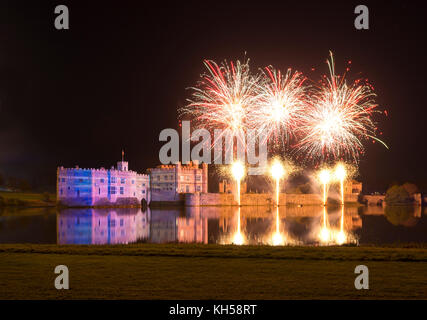 D'artifice et spectacle son et lumière au château de Leeds, Kent Banque D'Images