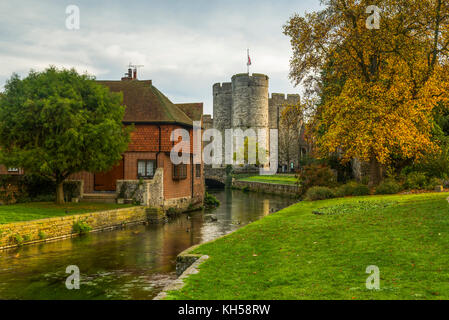 L'avis de Westgate Towers à partir d'un jardins Westgate automnales dans la ville historique de Canterbury, Kent Banque D'Images