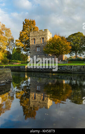 Tower House reflète dans la rivière Stour Westgate Gardens, Canterbury, Kent Banque D'Images