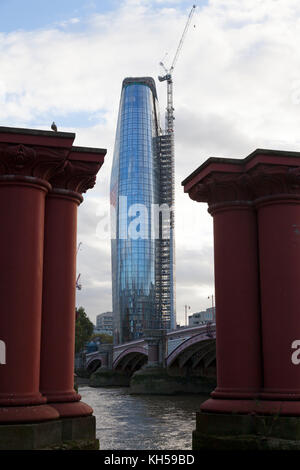 L'un 'Blackfriars' vu entre les piliers de l'ancien pont de Blackfriars, à Londres Banque D'Images