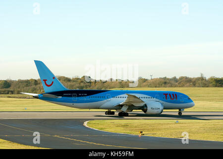 Boeing 787-8 Dreamliner Tui prêt au décollage à l'aéroport de Birmingham, UK (G-TUIE) Banque D'Images