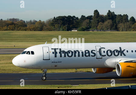 Thomas Cook Airbus A321 le roulage à l'aéroport de Birmingham, UK (G-TCDZ) Banque D'Images