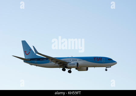 Boeing 737-800 de TUI, à l'atterrissage à l'aéroport de Birmingham, UK (G-FDZA) Banque D'Images