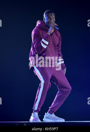 Stormzy sur scène lors des MTV Europe Music Awards 2017 à la SSE Arena de Londres. APPUYEZ SUR ASSOCIATION photo. Date de la photo : dimanche 12 novembre 2017. Le crédit photo devrait se lire : Ian West/PA Wire Banque D'Images