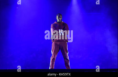 Stormzy sur scène lors des MTV Europe Music Awards 2017 à la SSE Arena de Londres. APPUYEZ SUR ASSOCIATION photo. Date de la photo : dimanche 12 novembre 2017. Le crédit photo devrait se lire : Ian West/PA Wire Banque D'Images