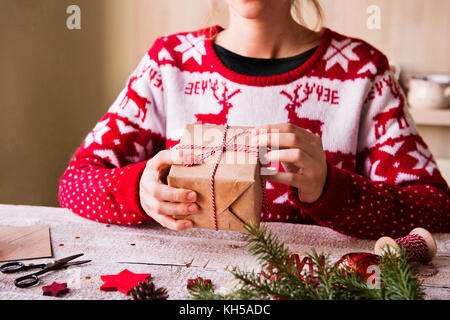 Méconnaissable woman wrapping un cadeau de Noël. Banque D'Images