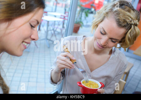 Eating dessert avec ami Banque D'Images