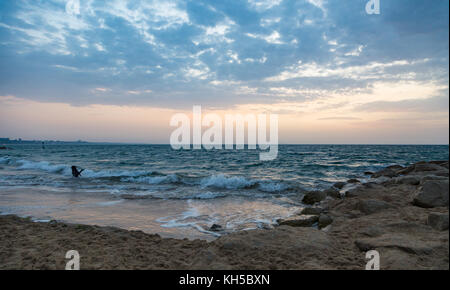 Lever du soleil sur la plage de Sandbanks Poole Dorset Banque D'Images