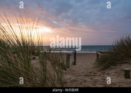 Lever du soleil sur la plage de Sandbanks Poole Dorset Banque D'Images