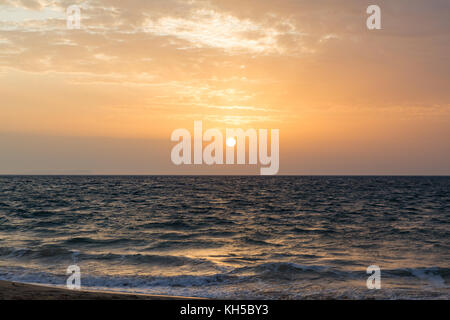 Lever du soleil sur la plage de Sandbanks Poole Dorset Banque D'Images